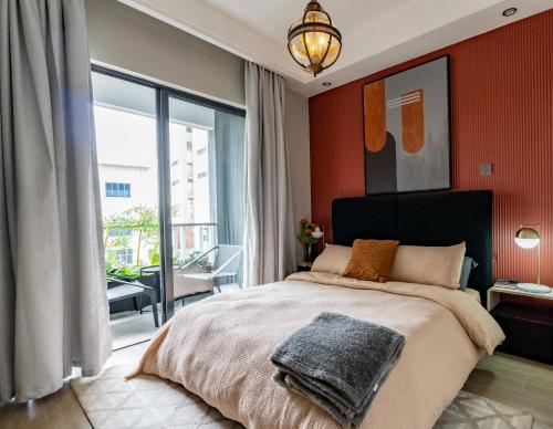 een slaapkamer met een groot bed met een rode muur bij Oak Classic Residence in Nairobi