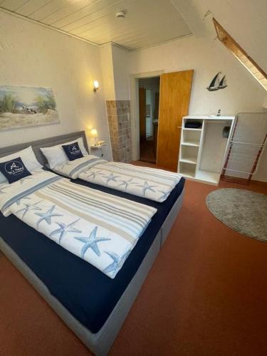 a bedroom with a large bed in a room at In't Noord Koje in Tossens