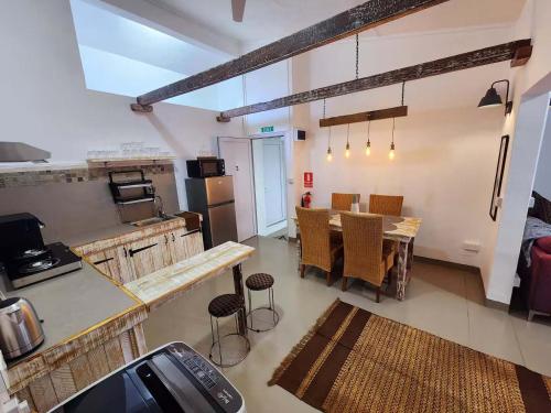 Η κουζίνα ή μικρή κουζίνα στο 2-Bedroom Apt 3mins to Beach & Private Restaurant - TRR2