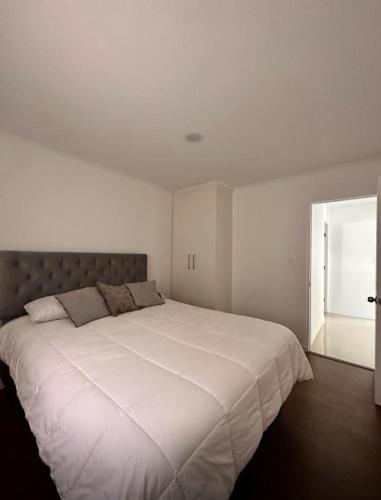 a large white bed in a bedroom with a window at Casa privada para 10 personas Horcón Valle de elqui in Vicuña