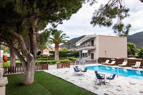 ein Resort mit Pool und Liegestühlen und einem Gebäude in der Unterkunft Nefeli Studios in Erateini