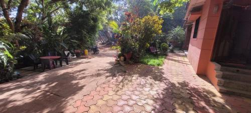 Κήπος έξω από το Amrutwel The Nature Shrine Hotel