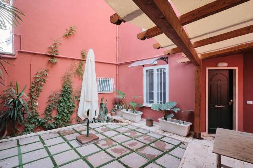 Exclusive hideaway with patio in the heart of Rome