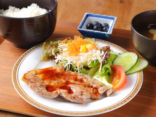 Jídlo v hotelu nebo okolí