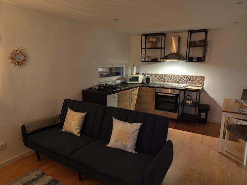 a living room with a couch and a kitchen at Casa da Ribeira Cosy Loft, Vila do Conde in Fajozes