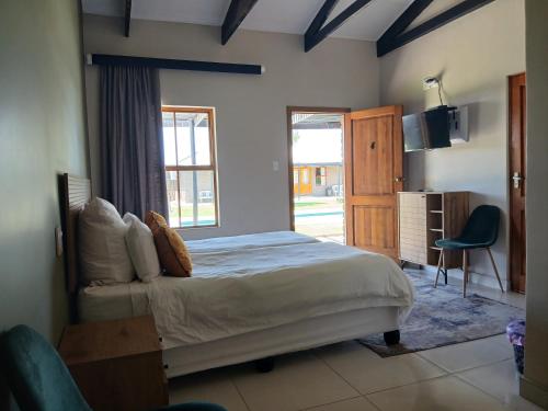a bedroom with a large bed and a window at Lemon 3 Lodge Guesthouse in Kirkwood