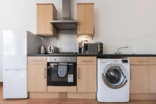 Una cocina o zona de cocina en Sleek City-Center Apartment