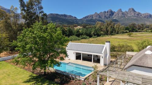 an aerial view of a house with a swimming pool at Villa Canetsfontein in Wellington