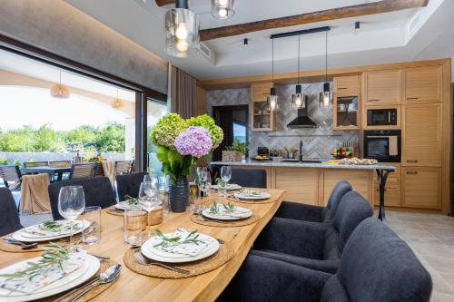 Kuchyň nebo kuchyňský kout v ubytování Luxury Villa GLABROVA with pool, jacuzzi and sauna