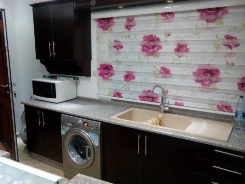 Η κουζίνα ή μικρή κουζίνα στο Fully Furnished apartment for rent in Amman Khalda