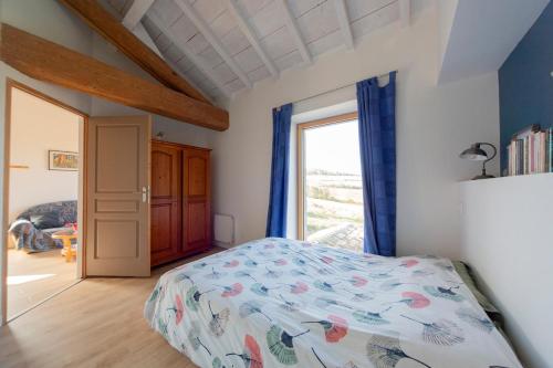 un dormitorio con una cama y una ventana en Nature and vue imprenable, en Ouroux