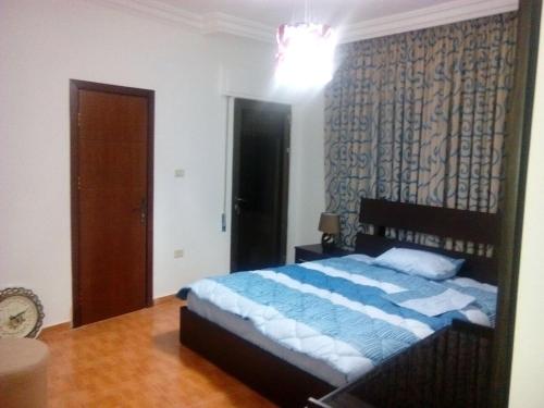 Ένα ή περισσότερα κρεβάτια σε δωμάτιο στο Fully Furnished apartment for rent in Amman Khalda