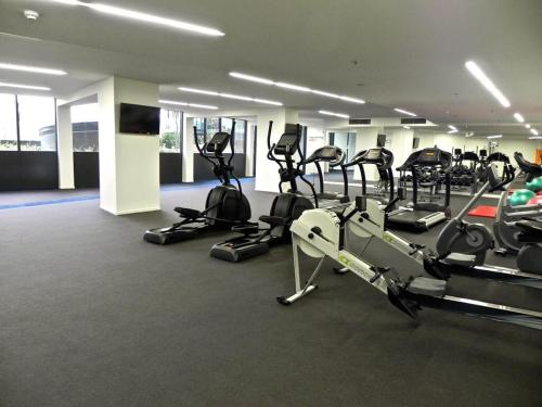 ein Fitnessstudio mit einem Haufen Laufbänder und Maschinen in der Unterkunft Perfectly Located Modern Apartment - Canberra CBD in Canberra