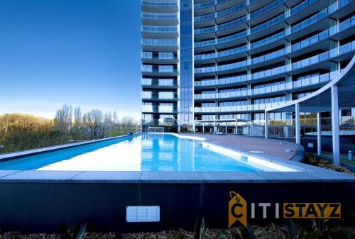 Der Swimmingpool an oder in der Nähe von Perfectly Located Modern Apartment - Canberra CBD