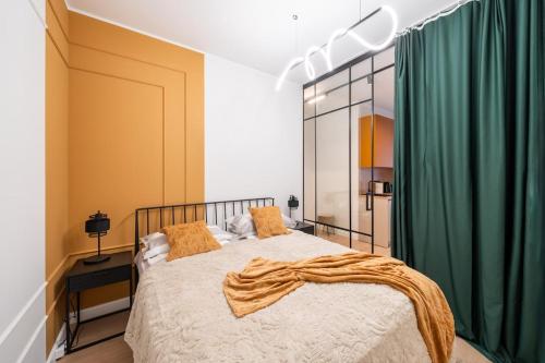 Ένα ή περισσότερα κρεβάτια σε δωμάτιο στο New Old Town studio - Luxury mattress, TV, Work desk, AC, Security