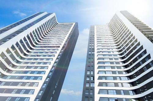 3 Bed Apartment Sleeps 6 - Balcony - Free Parking