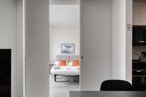 Large Central Apartment Milan’s Navigli – 5 Gu...