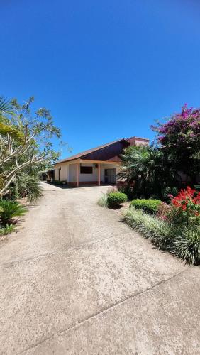 un edificio con un vialetto di fronte di Sitio Balneario do Sossego a Rolante