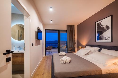 Voodi või voodid majutusasutuse Luxury Villa Spectrum pool 32m2 sauna toas