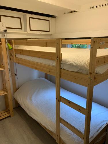 En eller flere senge i et værelse på Natuurhuisje De Boshut