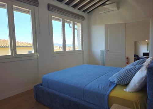 Ένα ή περισσότερα κρεβάτια σε δωμάτιο στο Santo Stefano - Vista su Castello Medievale