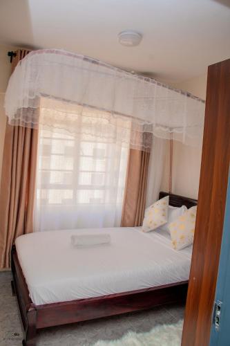 Postel nebo postele na pokoji v ubytování Faiy's cosy 1bed Makasembo