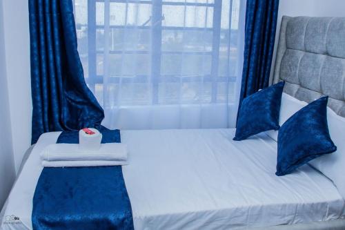 Postel nebo postele na pokoji v ubytování Faiy's cosy 1bed Makasembo