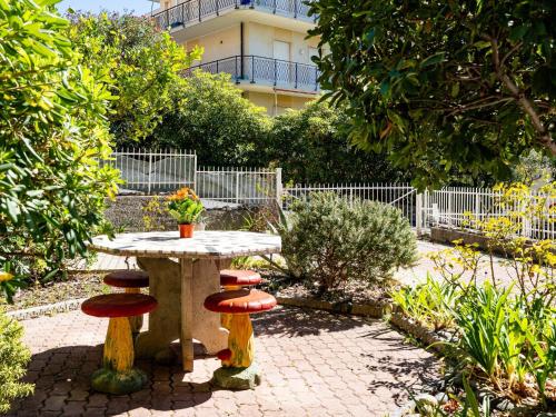 Κήπος έξω από το Apartment in the Garden by Interhome