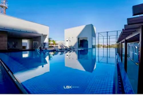 a swimming pool in front of a building at Momentos únicos em Foz te esperam in Foz do Iguaçu