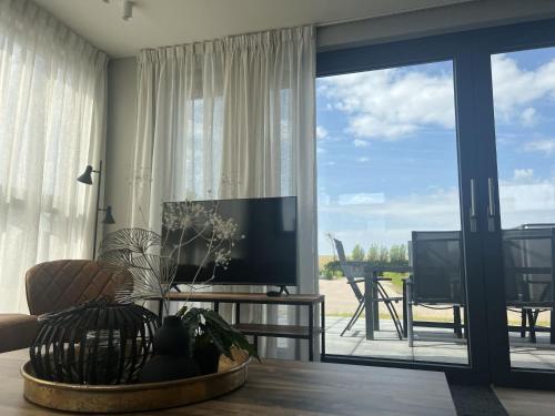 Μια τηλεόραση ή/και κέντρο ψυχαγωγίας στο Holiday Home De Zeebries by Interhome