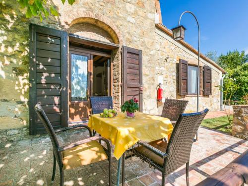 un patio avec une table et des chaises et un bâtiment dans l'établissement Holiday Home Geranio by Interhome, à Trequanda