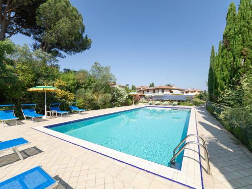 een zwembad met stoelen en parasols in een tuin bij Villa La Rosa-3 by Interhome in Montelupo Fiorentino