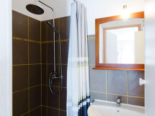 Ένα μπάνιο στο Villa 3 pièces avec grande terrasse, proche plage du Grazel, 6 pers, parking privé, WiFi disponible - FR-1-409-70