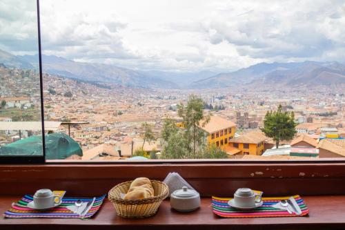 una mesa con vistas a la ciudad desde una ventana en Mirador All Sur Cusco, en Cusco