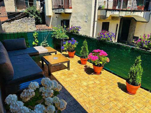 Fotografie z fotogalerie ubytování Dina’s Flower House v destinaci Lierna