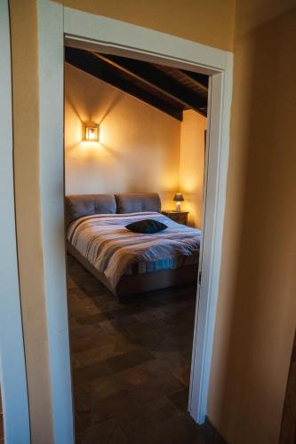 a bedroom with a bed in a room at Guest House dei Cavalli in Lobbi