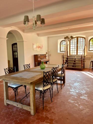 a dining room with a wooden table and chairs at Chambre double in Saint-Raphaël