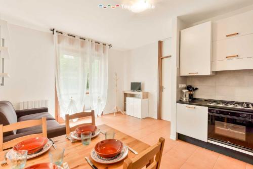 una cucina e un soggiorno con tavolo in legno e sala da pranzo di LunaMare, Terre Marine a Santo Stefano di Magra