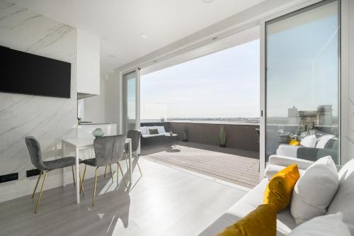 Downtown, 1br with a first row view over the sea