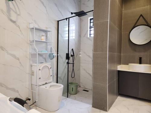 Un baño con inodoro, ducha y lavabo. en LPMD Apartment, en Ikuata