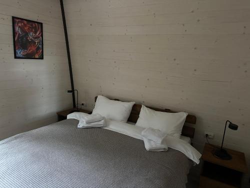 a bedroom with a bed with white sheets and pillows at ВіЯна in Palyanytsya