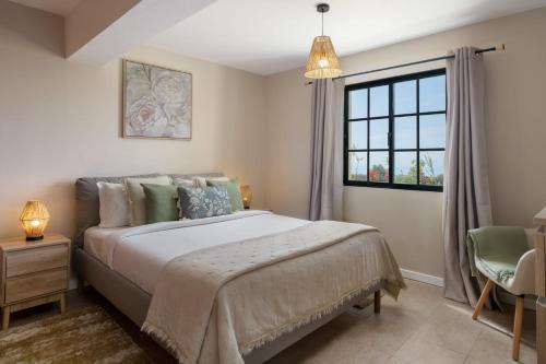 ein Schlafzimmer mit großem Bett und Fenster in der Unterkunft Relax Garden House Tranquility & Comfort in Florenças