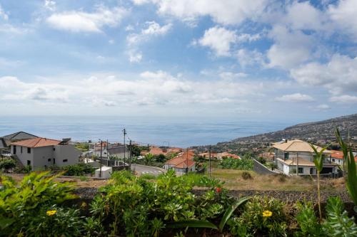 eine Stadt mit Häusern und dem Meer im Hintergrund in der Unterkunft Relax Garden House Tranquility & Comfort in Florenças