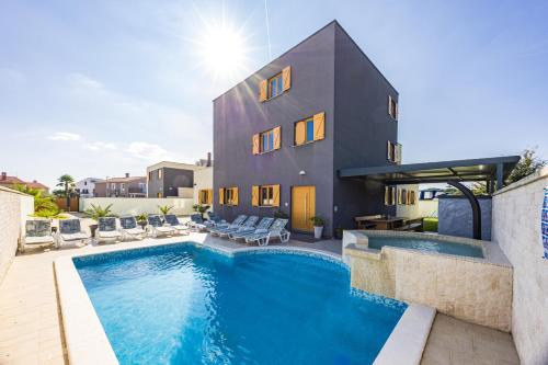 Villa Palatium for 14 people in Fazana with sauna & jacuzzi only 800 meters from the beach