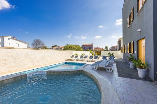 Villa Palatium for 14 people in Fazana with sauna & jacuzzi only 800 meters from the beach
