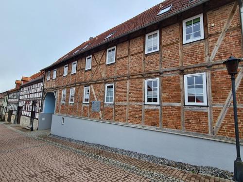 a brick building with a street light in front of it at Moritz Apartments - Pfarrgasse 09 in Küllstedt