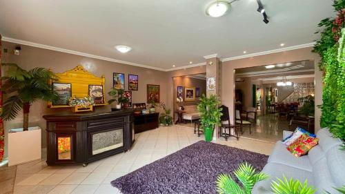 een woonkamer met een bank en een open haard bij O Plácido Arte Hostel in Belém