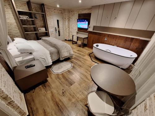 Ένα μπάνιο στο Château Suisse Boutique Hotel