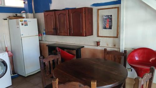 Una cocina con una mesa de madera y un refrigerador. en San Telmo Blue house, en Buenos Aires