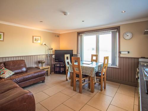 Kuchyň nebo kuchyňský kout v ubytování Holiday Home Benderloch House & Frobost Lodge by Interhome